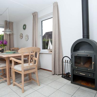 Ferienhaus Villa Seestern: Ansicht Essplatz mit Kamin