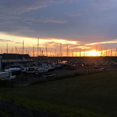 Ferienhaus Villa Seestern in Holland Umgebung: Sonnenuntergang am Hafen